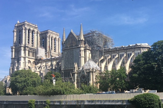 巴黎圣母院大教堂，脚手架修理屋顶。艺术与建筑历史学家克里斯蒂娜马卡西谈论Notre-Dame和其他心爱的大教堂的恢复。