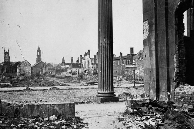 1865年，这座城市沦为废墟，在美国内战中，建筑物被摧毁和轰炸。来自梅德福历史学会和博物馆的3600多张展示美国内战期间生活的图片被保存在塔夫茨的数字收藏和档案中。