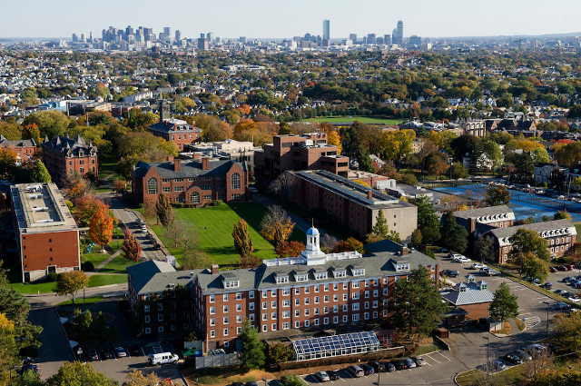 Tufts'medford / somerville校园里的一张空中照片，与波士顿地平线在背景中。TUFTS档案AMICUS简介支持对反对新规则的诉讼，迫使国际学生离开美国。如果他们在网上拿走所有课程
