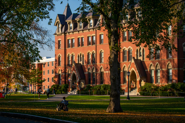 秋天，戴着口罩的学生在校园里。塔夫茨大学的本科申请人数增加了35%，申请人数是有史以来最多样化的，对所有项目都有兴趣