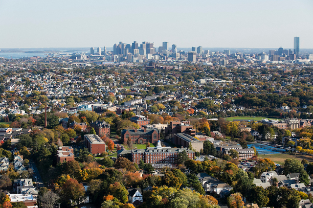 Tufts'medford / somerville校园鸟瞰图，与波士顿在背景中。反种族主义委员会提出了广泛的行动，使大学更加多样化，公平和包容性。