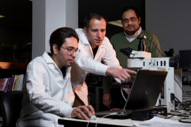 塔夫茨工程学院纳米实验室的Sameer Sonkusale(右)和他的合著者Hojat Rezaei Nejad和Aydin Sadeqi。照片:阿隆索尼克尔斯