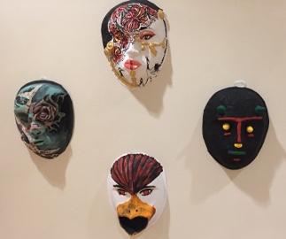 在TISCH图书馆展的艺术品@ TUFTS前定向计划学生中只有少数面具。照片：Taylor McNeil