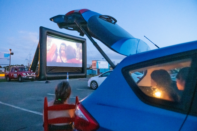 TUFTS于8月6日在凯登斯停车场举办电影之夜。照片：Alonso Nichols