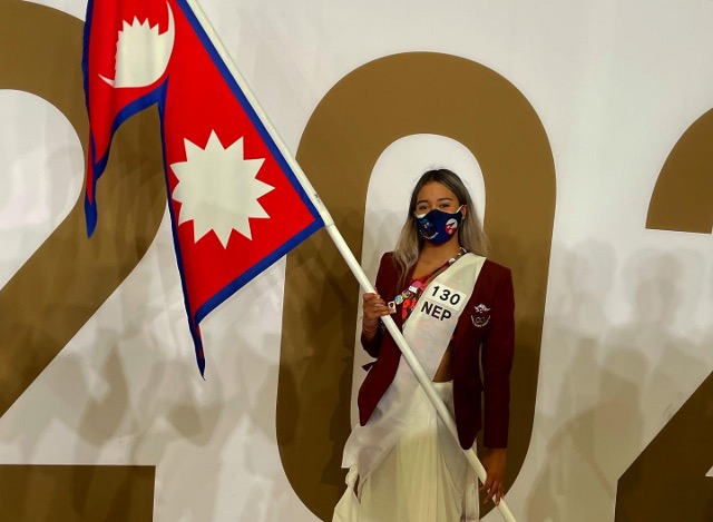 “最精彩的部分是绝对能够代表我的国家的最高水平，” Gaurika辛格，谁在开幕典礼当天举行的尼泊尔国旗说。图文：Gaurika辛格的礼貌