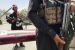 携带武器的塔利班战士。塔夫茨大学的专家莫妮卡·达菲·托夫解释说，美国在阿富汗的使命是模糊的，过于依赖军事力量